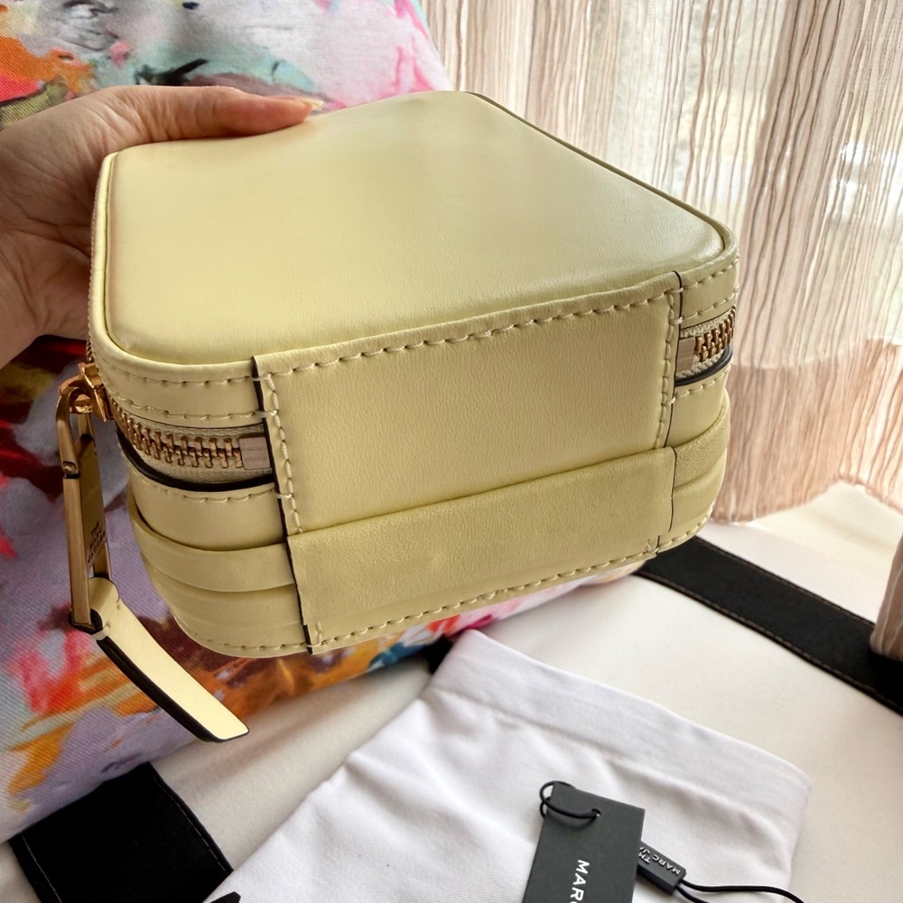 Marc Jacobs Beige Crossbody Bag with Gold Chain - Picture 8 of 12